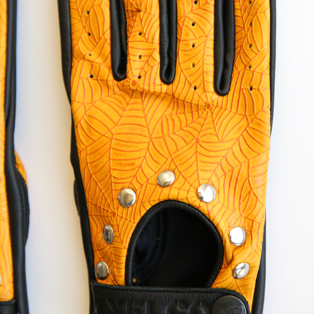 YELLOW SPIDER WEB CLASPED GLOVES