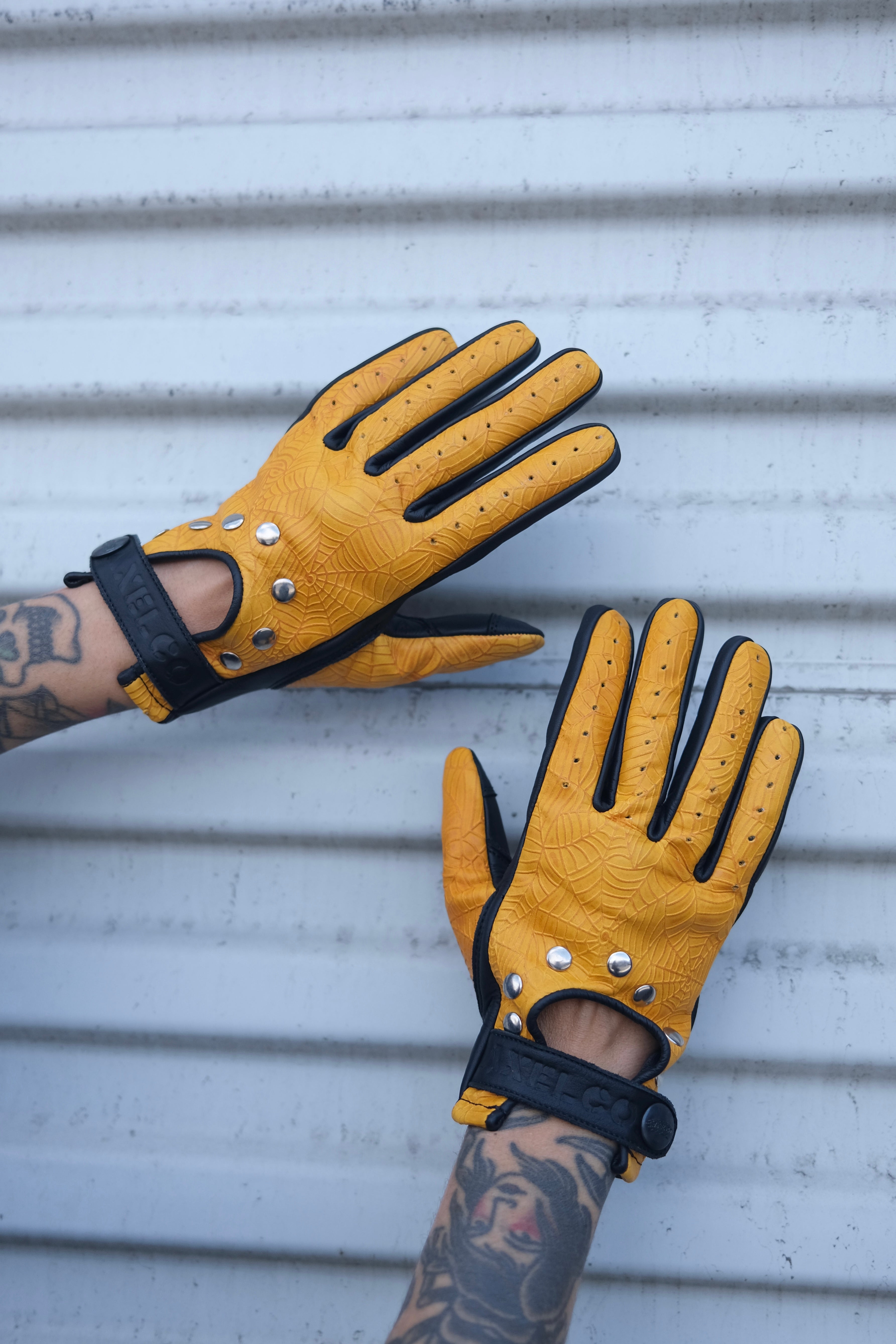 Yellow Spider Web Vintage Clasped Gloves