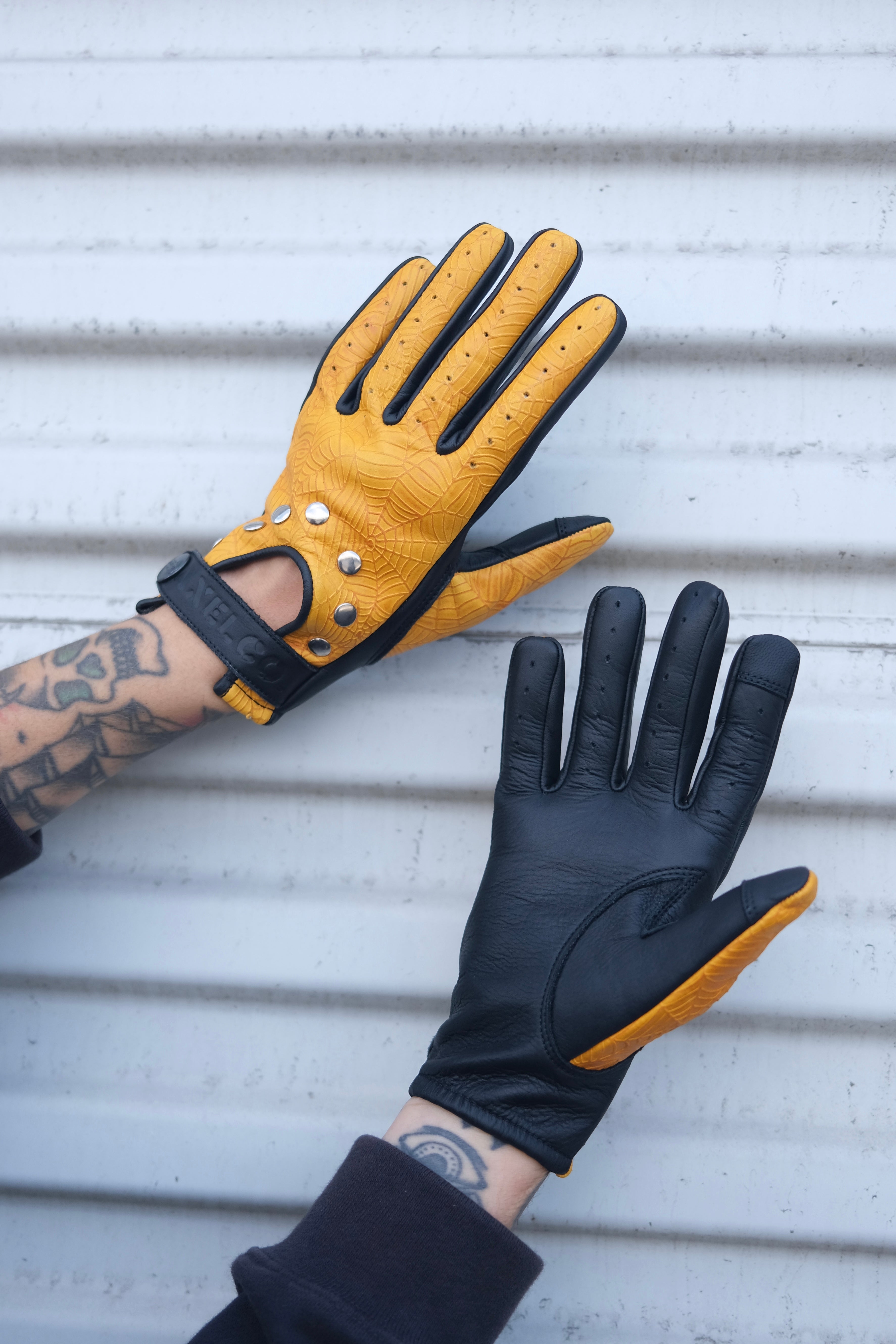 Yellow Spider Web Vintage Clasped Gloves