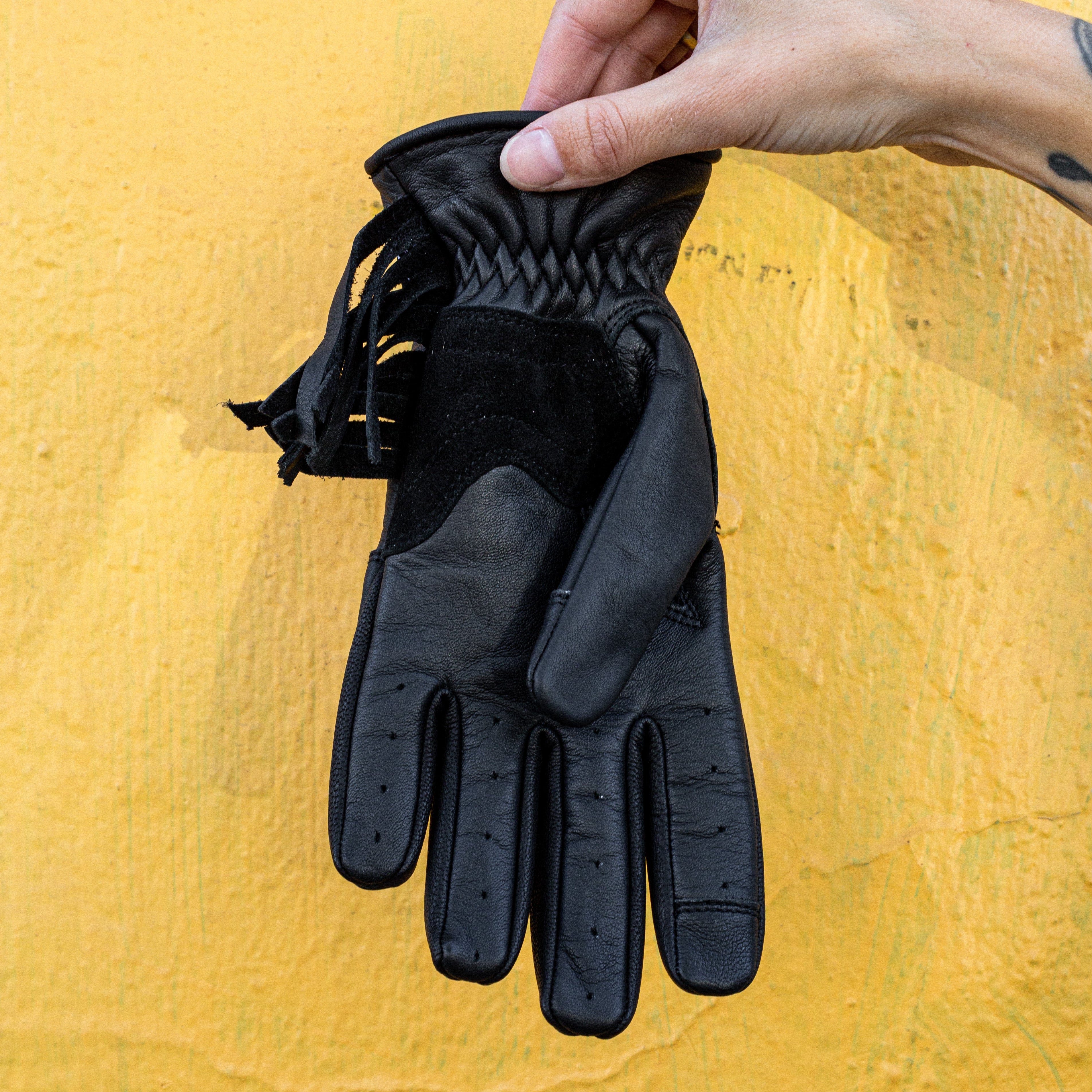 ALLIGATOR GLOVES WITH TASSELS